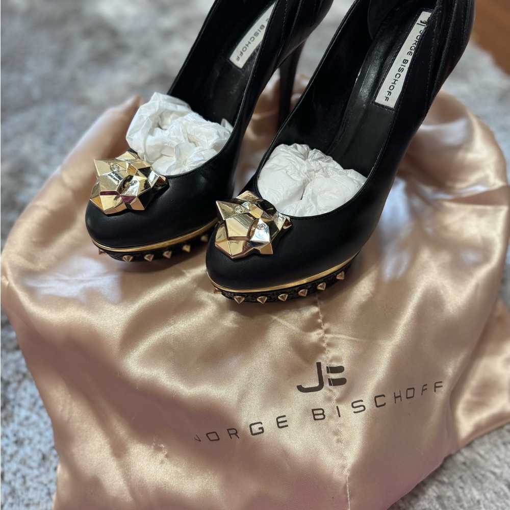 NWT George Bischoff Black and Gold Stiletto Heels with Skull Detail.Silk  bag.